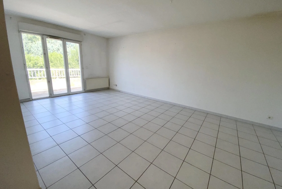 pièce de vie  Bel appartement T3 avec terrasse, piscine et parking à Montélimar 