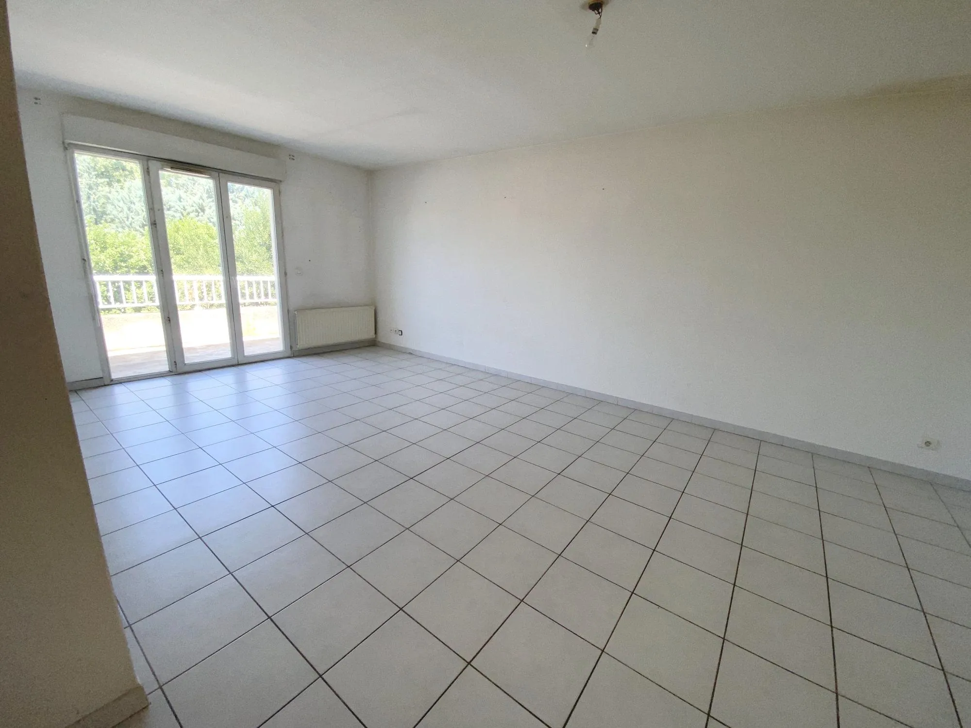 pièce de vie  Bel appartement T3 avec terrasse, piscine et parking à Montélimar 
