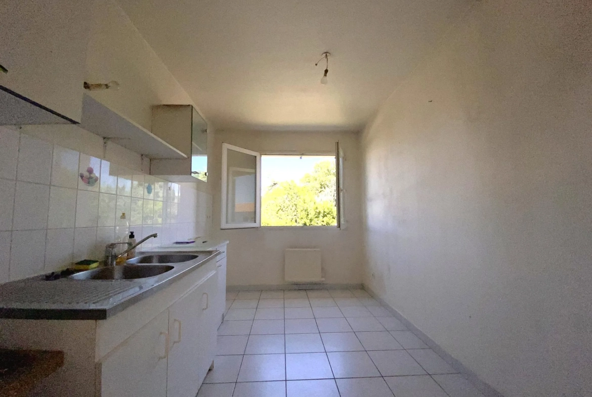 cuisine Bel appartement T3 avec terrasse, piscine et parking à Montélimar 