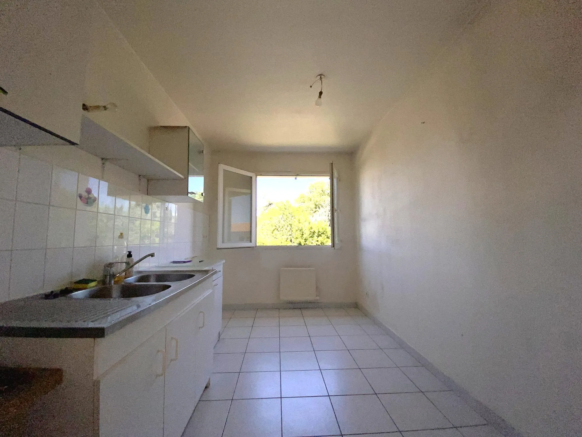 cuisine Bel appartement T3 avec terrasse, piscine et parking à Montélimar 