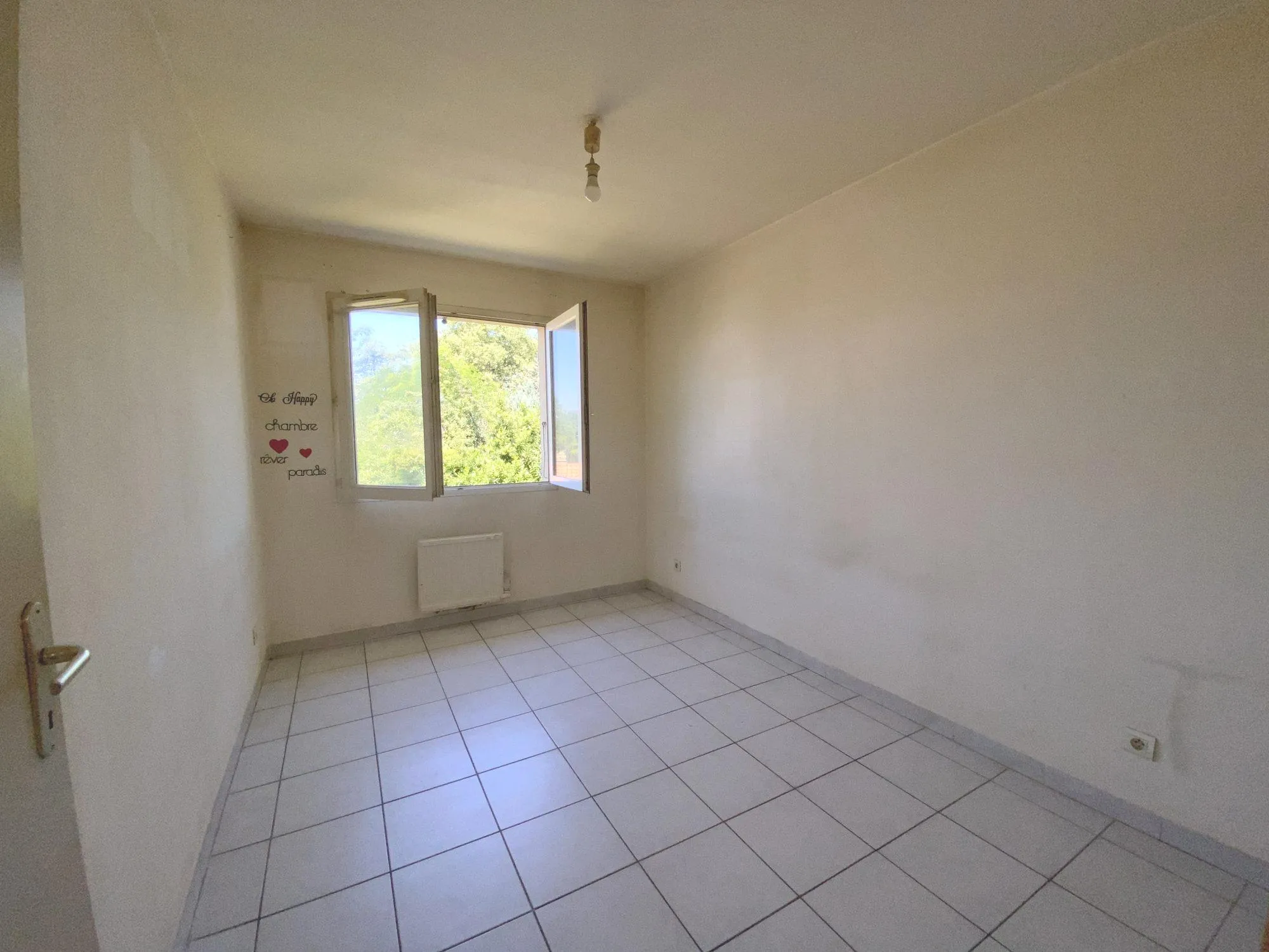 chambre 2 Bel appartement T3 avec terrasse, piscine et parking à Montélimar 