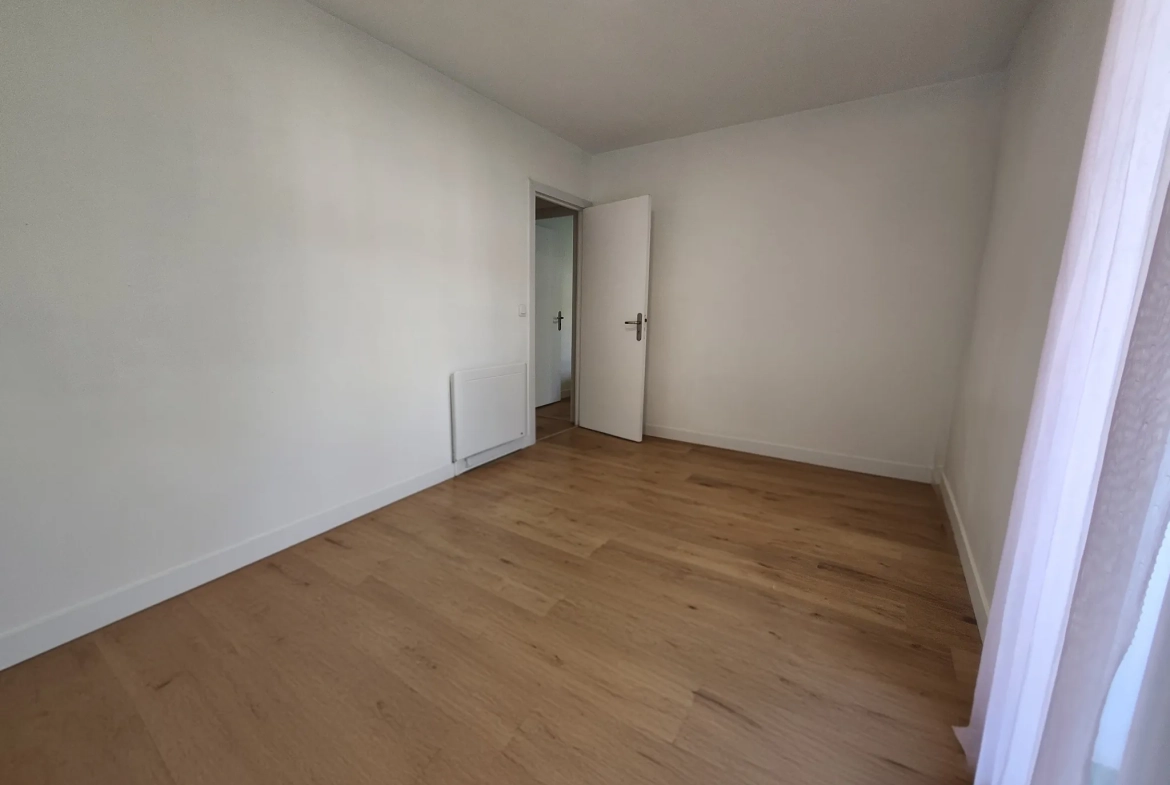 Appartement T3 rénové de 78 m2 avec balcon et cave à Digne-les-Bains centre-ville 