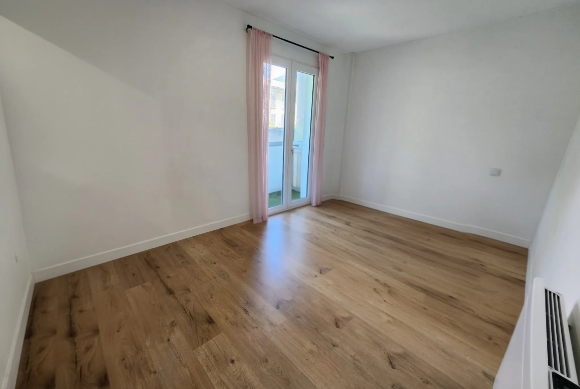 Appartement T3 rénové de 78 m2 avec balcon et cave à Digne-les-Bains centre-ville 