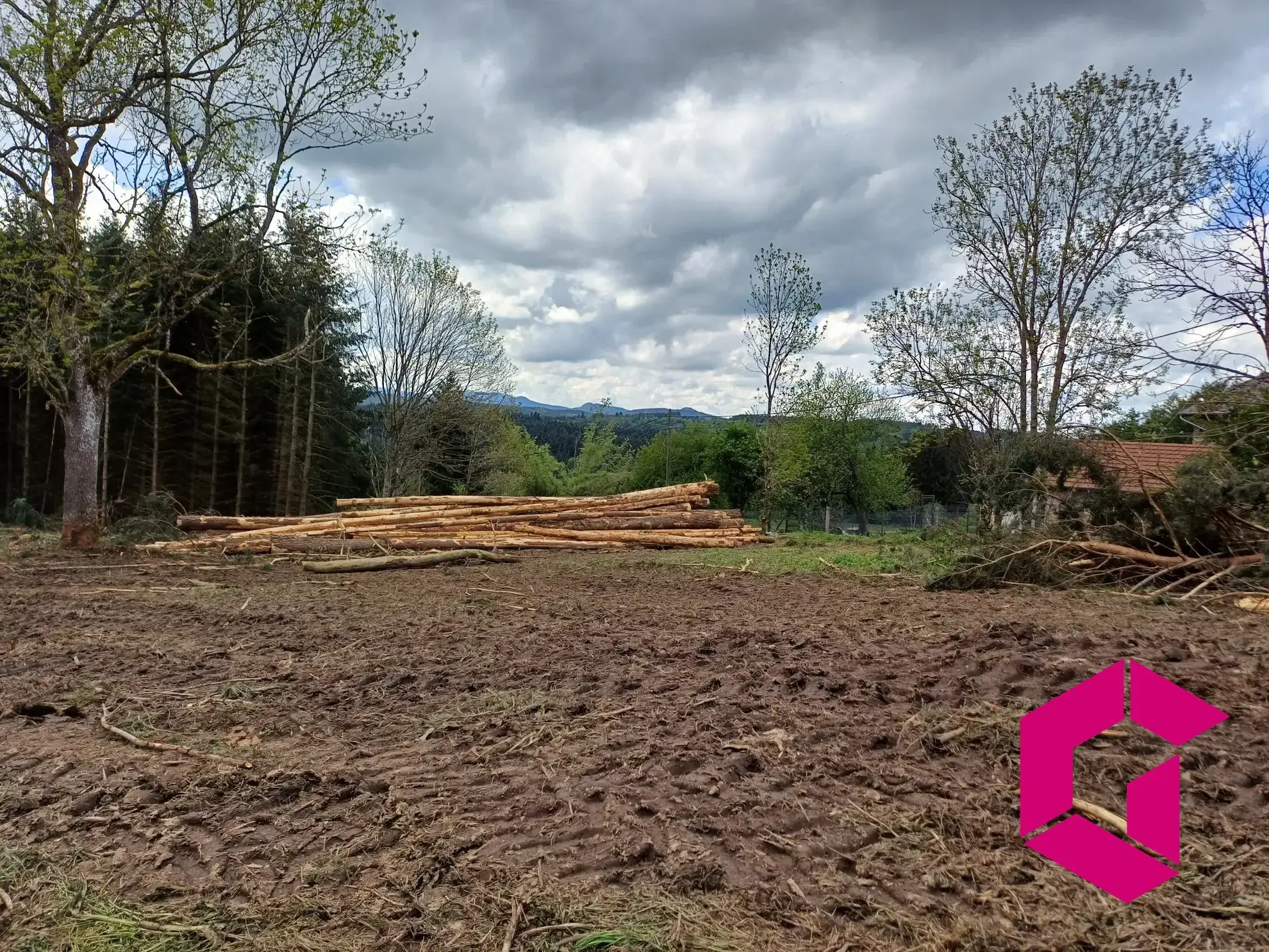 Terrain constructible de 1215 m² à Tence, calme et accessible 