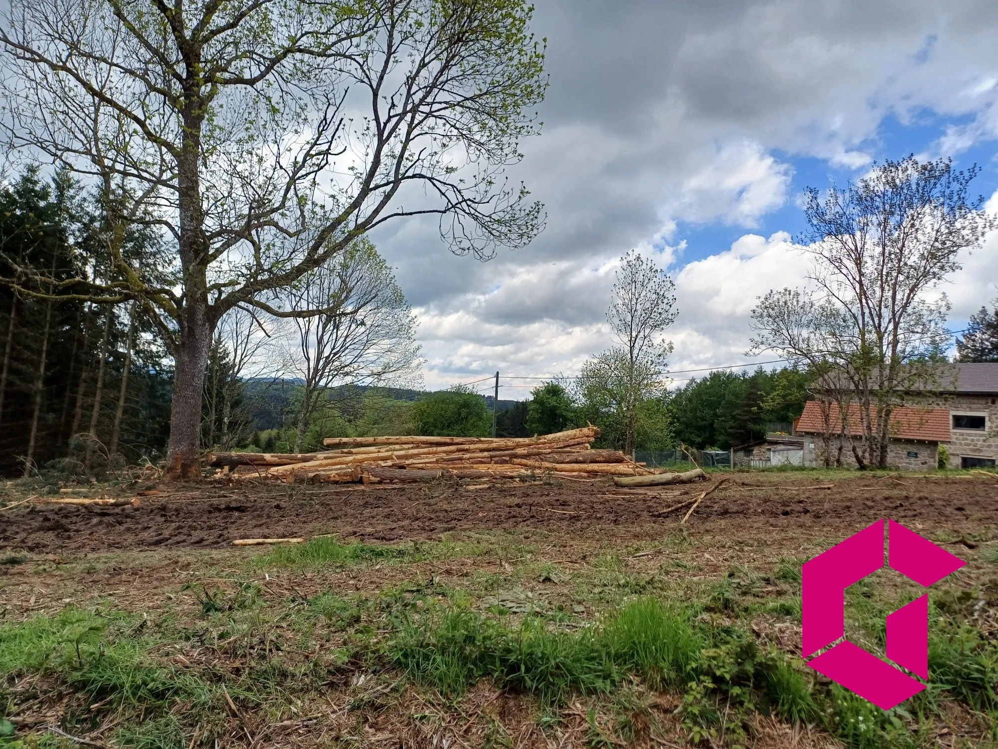 Terrain constructible de 1215 m² à Tence, calme et accessible 