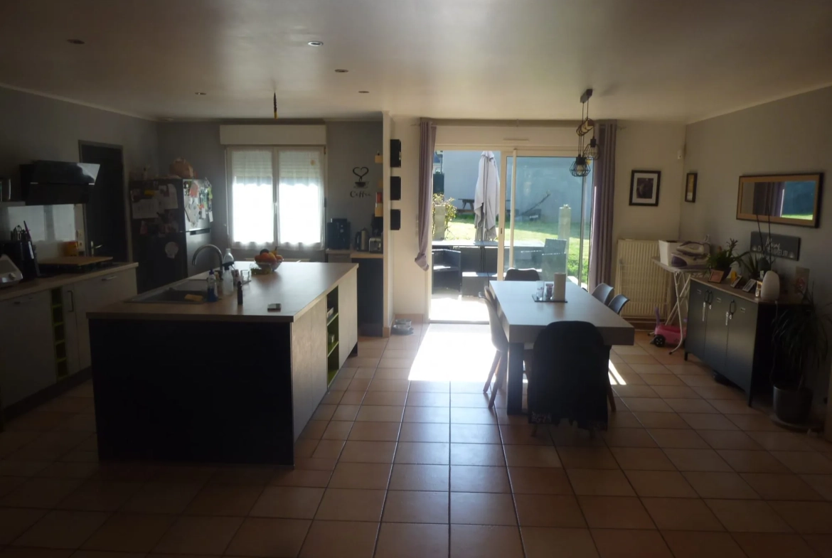 Maison à Loué de 135 m² avec terrain clos et proximité commerces 