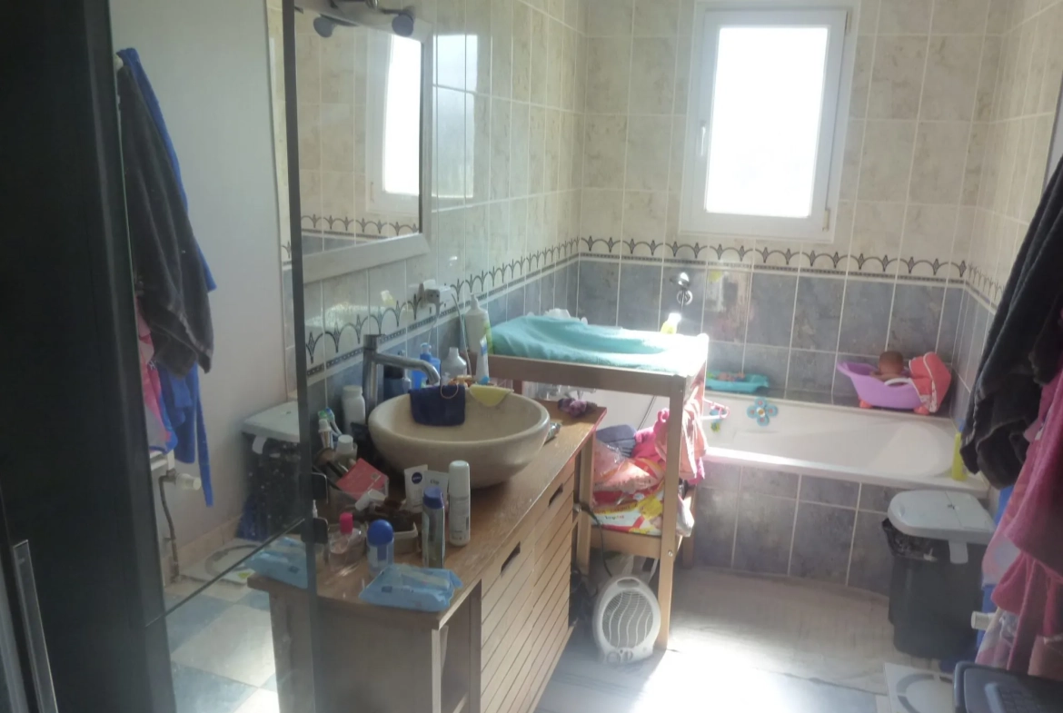 Maison à Loué de 135 m² avec terrain clos et proximité commerces 