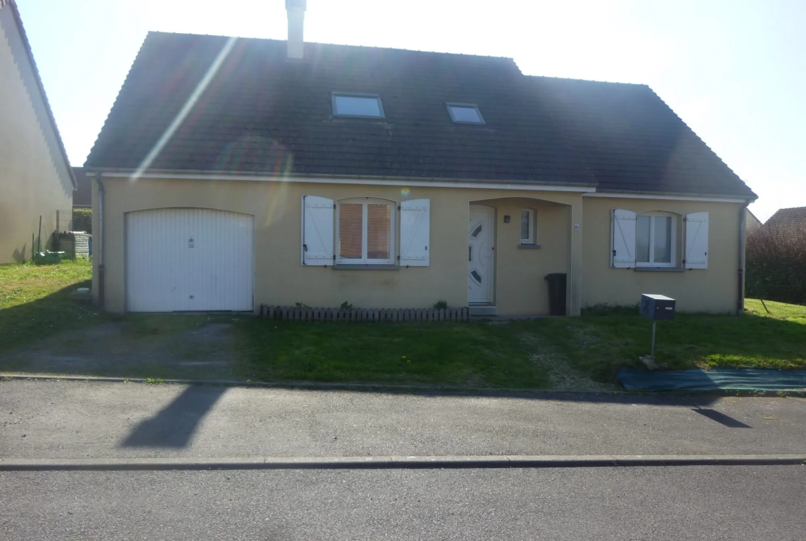 Maison à Loué de 135 m² avec terrain clos et proximité commerces 