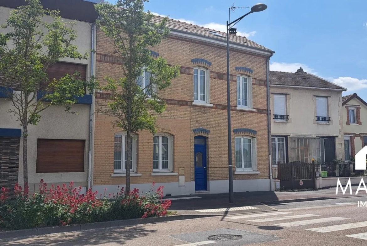 Maison familiale en briques de 120 m² à Châlons-en-Champagne, proche commodités 