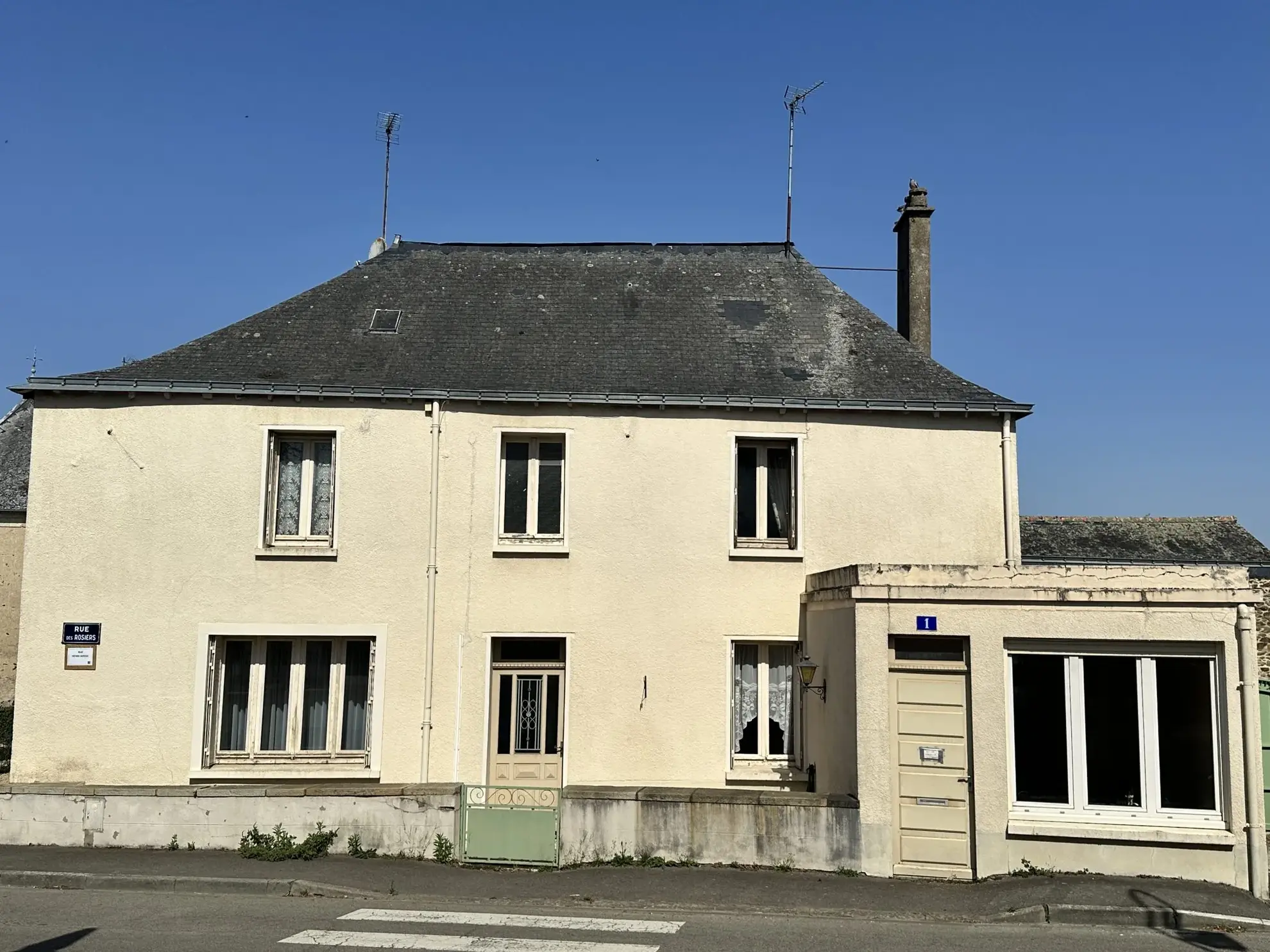 Maison à rénover de 108 m² à MARIGNÉ, secteur Hauts-d'Anjou 