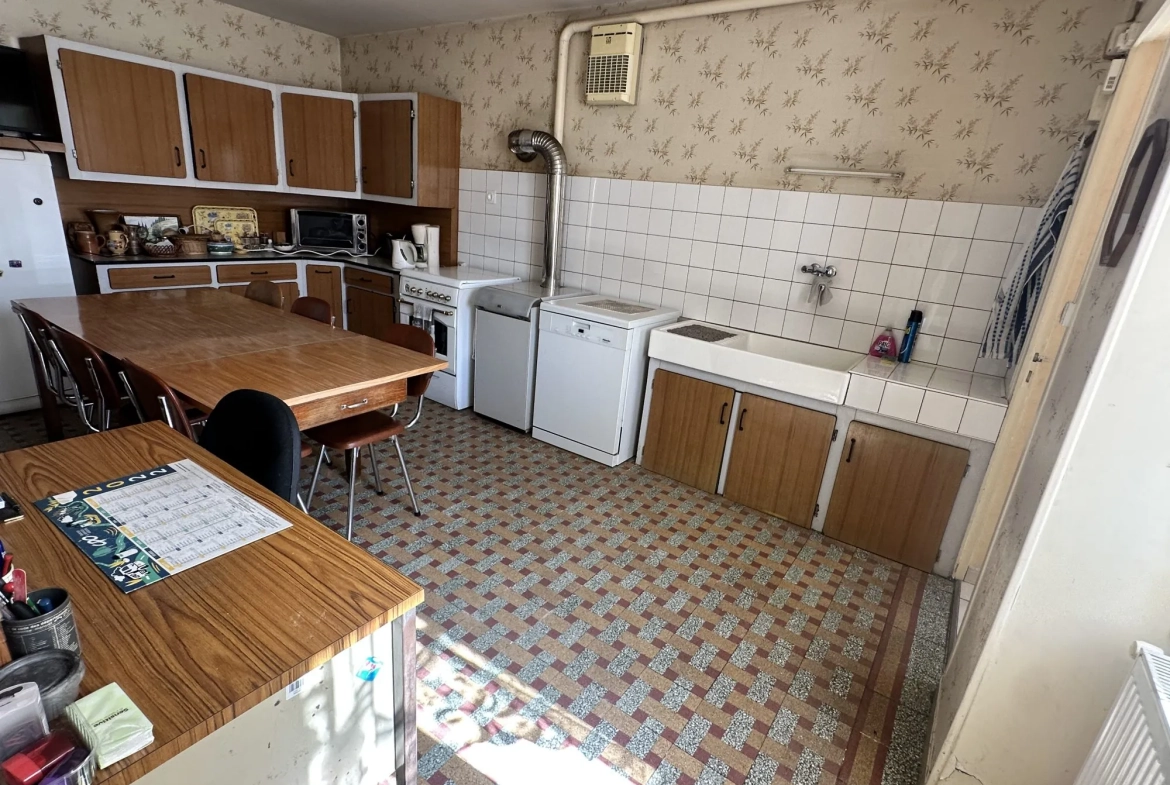 Maison à rénover de 108 m² à MARIGNÉ, secteur Hauts-d'Anjou 
