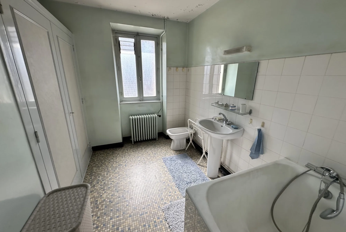 Maison à rénover de 108 m² à MARIGNÉ, secteur Hauts-d'Anjou 