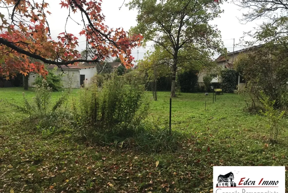 Terrain constructible rare à Isle d'Espagnac de 1700 m² proximité commodités 