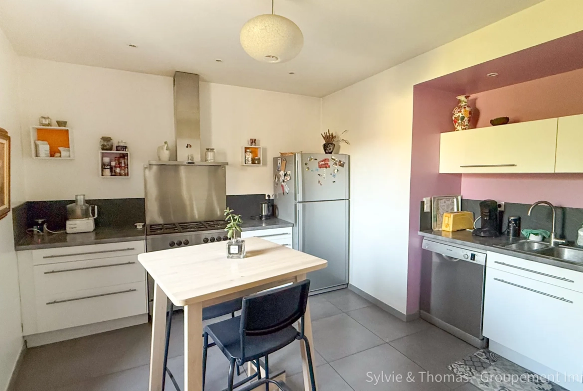 Triplex lumineux de 130 m2 à Pont-Saint-Esprit avec cave et parking privé 