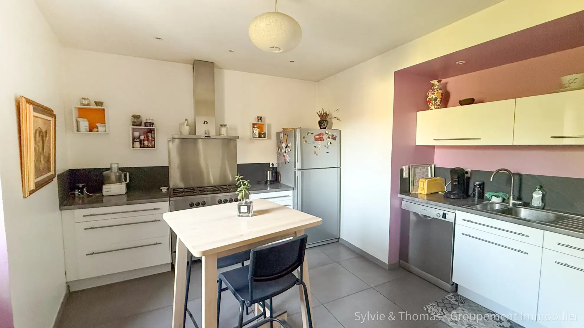 Triplex lumineux de 130 m2 à Pont-Saint-Esprit avec cave et parking privé 