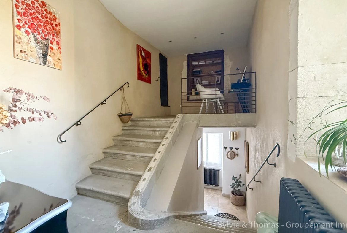 Triplex lumineux de 130 m2 à Pont-Saint-Esprit avec cave et parking privé 