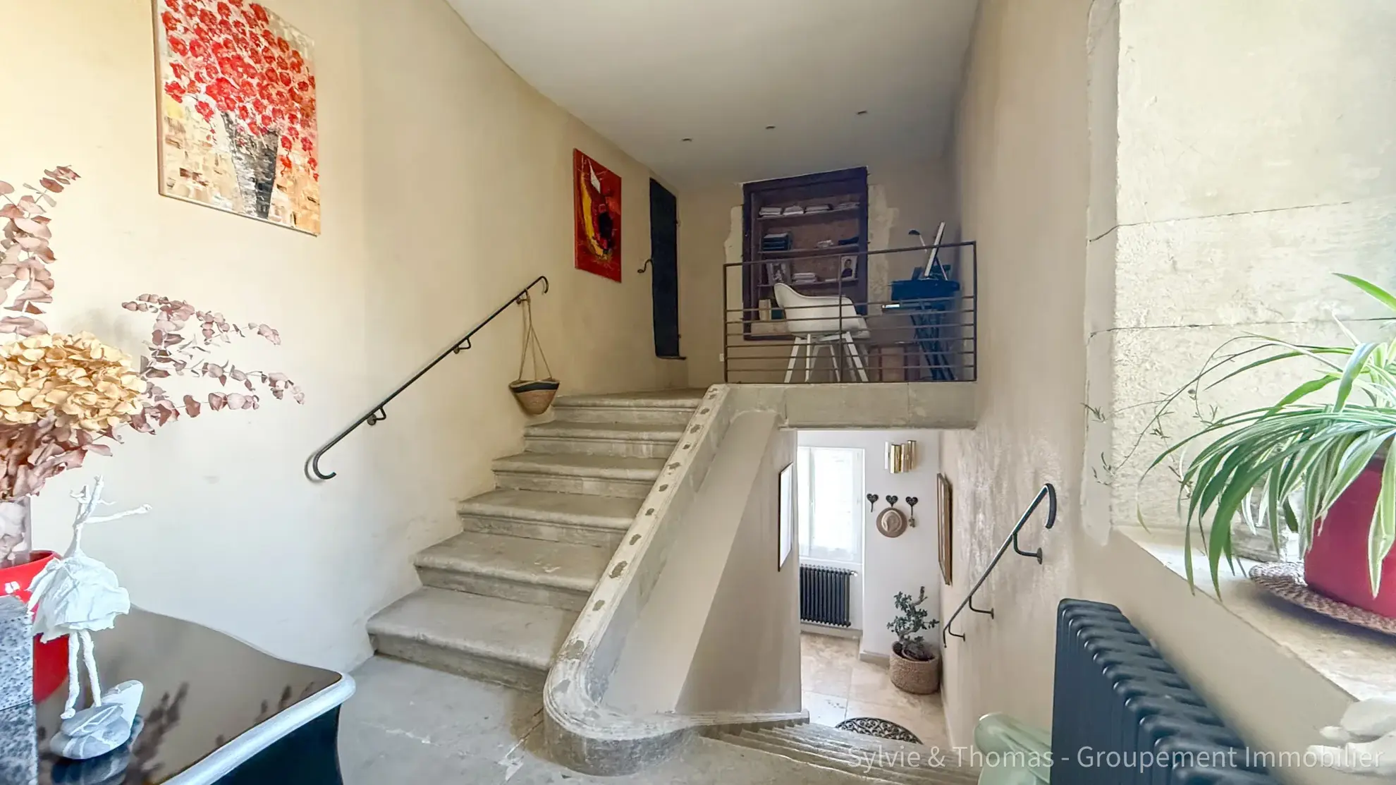 Triplex lumineux de 130 m2 à Pont-Saint-Esprit avec cave et parking privé 
