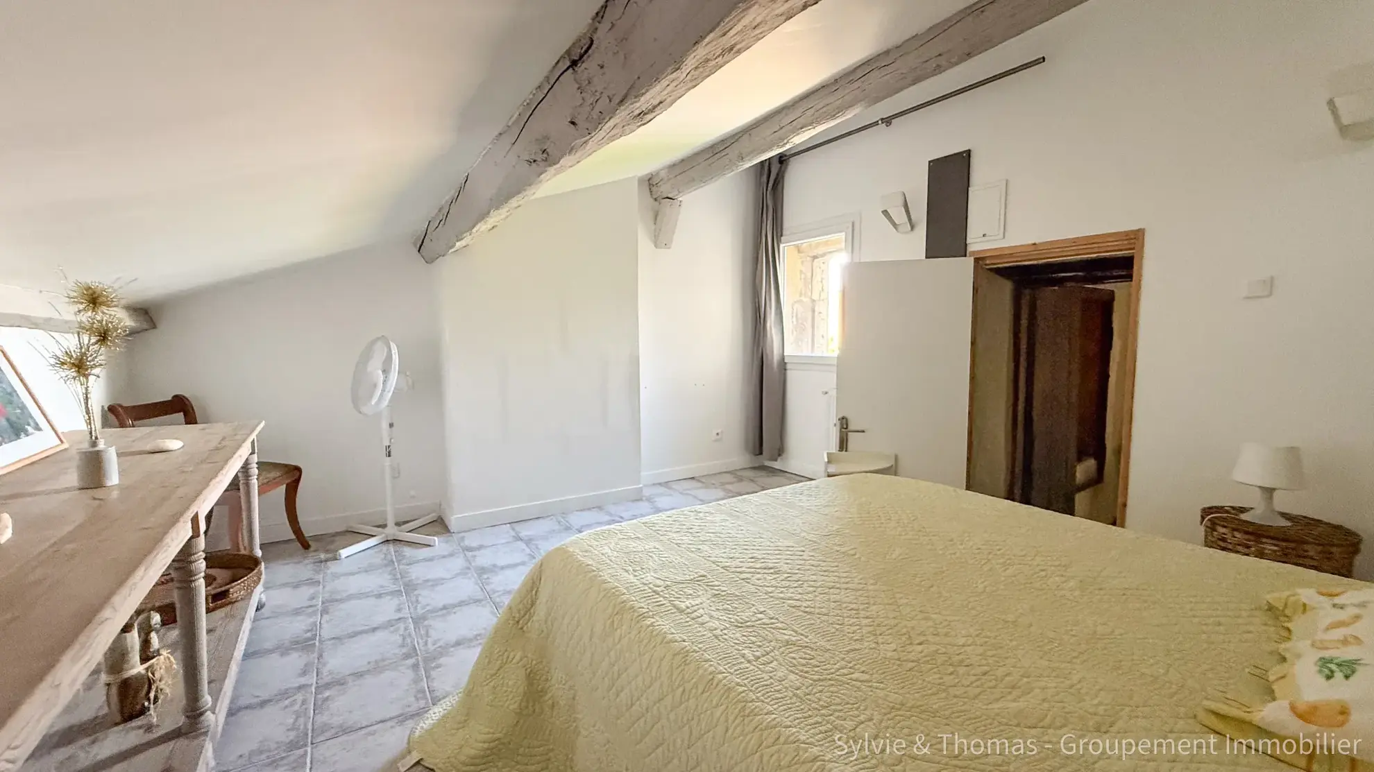 Triplex lumineux de 130 m2 à Pont-Saint-Esprit avec cave et parking privé 