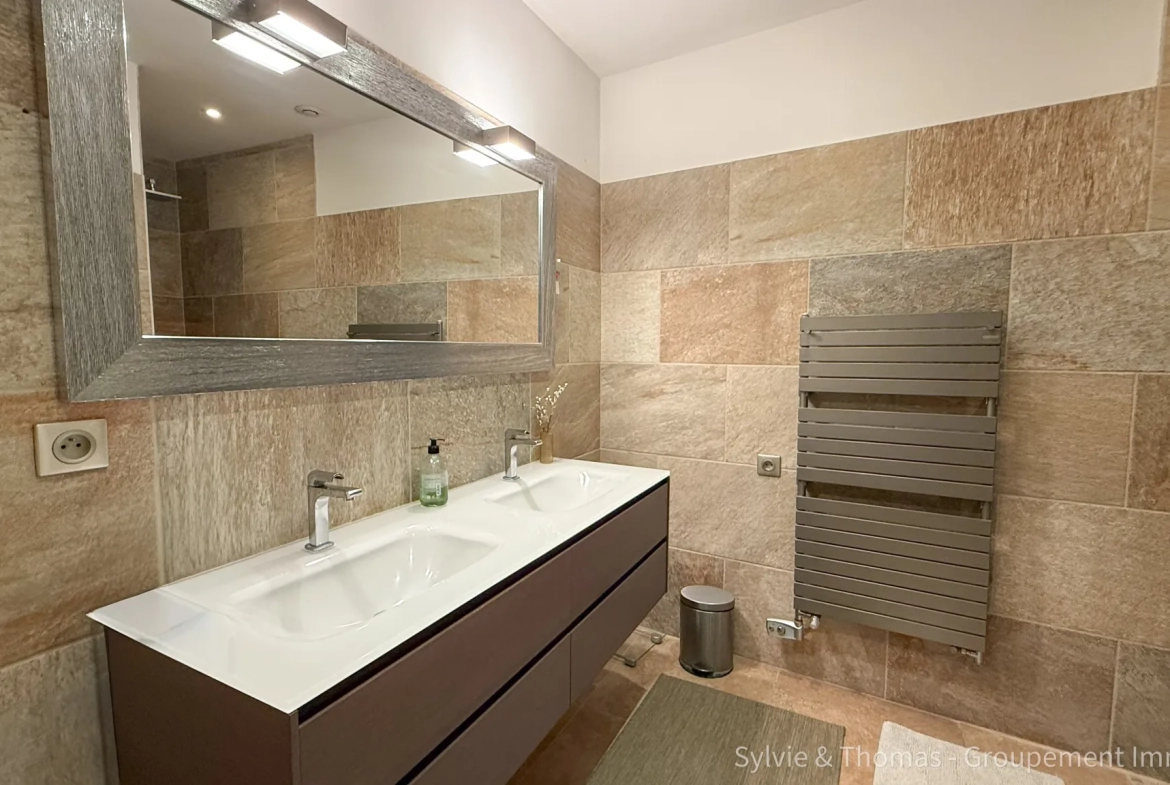 Triplex lumineux de 130 m2 à Pont-Saint-Esprit avec cave et parking privé 