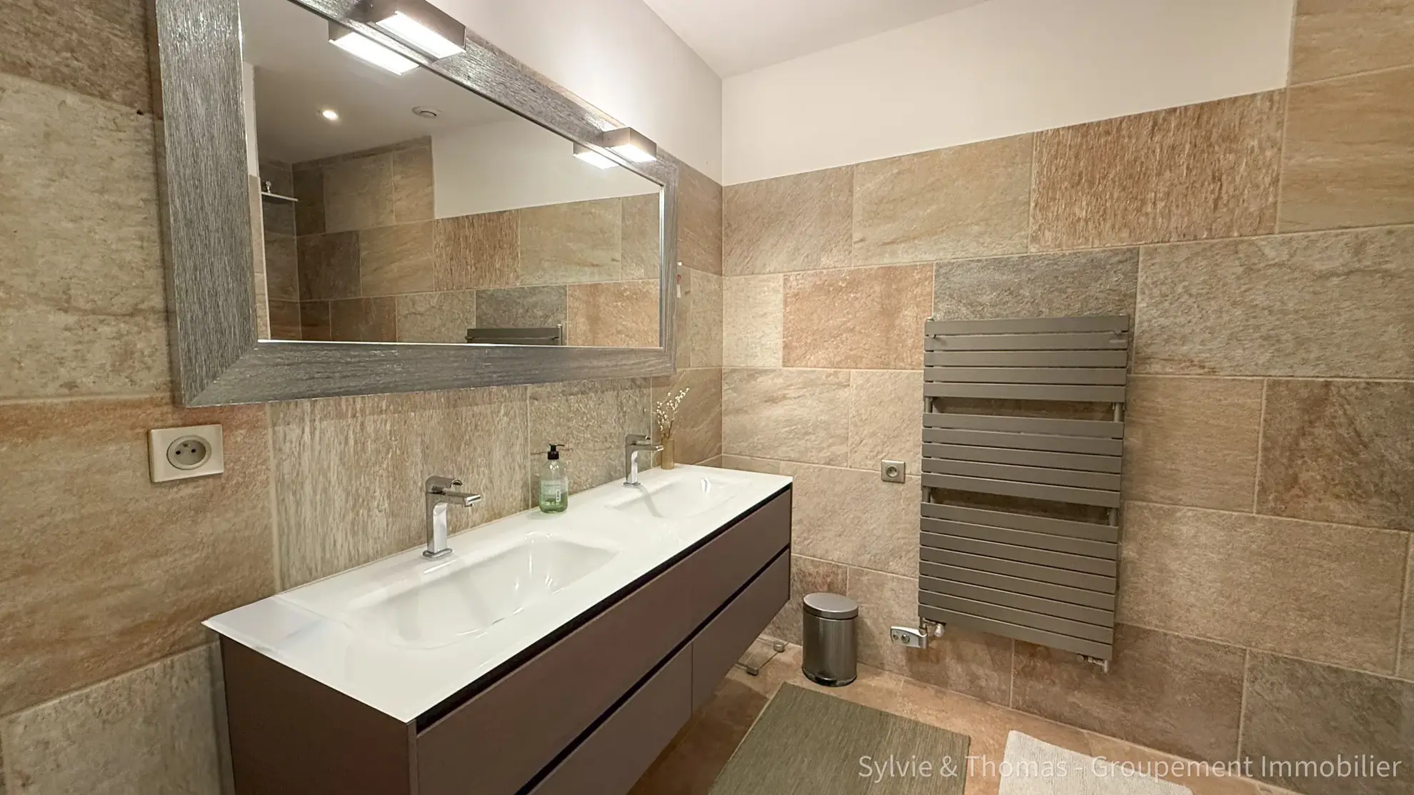 Triplex lumineux de 130 m2 à Pont-Saint-Esprit avec cave et parking privé 