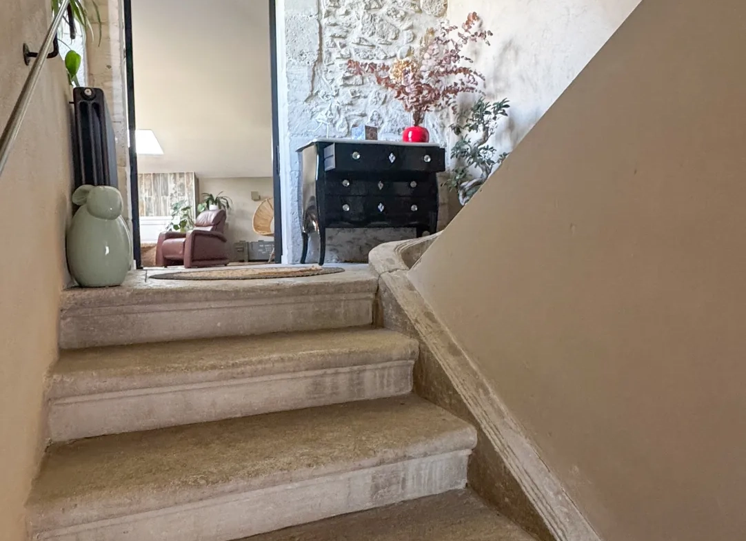 Triplex lumineux de 130 m2 à Pont-Saint-Esprit avec cave et parking privé 