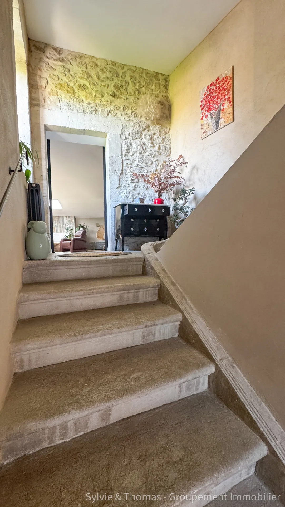 Triplex lumineux de 130 m2 à Pont-Saint-Esprit avec cave et parking privé 