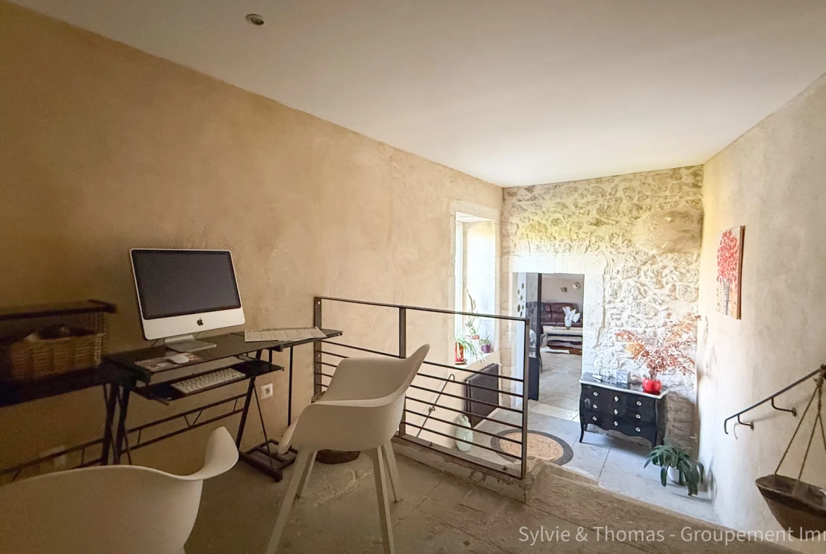 Triplex lumineux de 130 m2 à Pont-Saint-Esprit avec cave et parking privé 