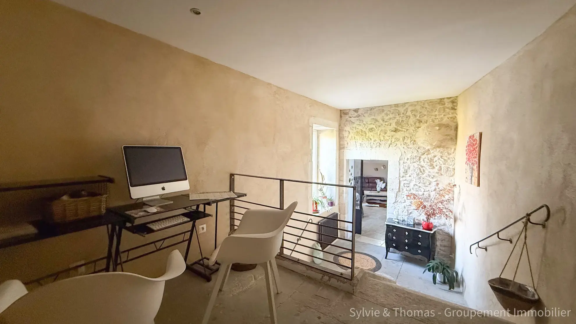 Triplex lumineux de 130 m2 à Pont-Saint-Esprit avec cave et parking privé 