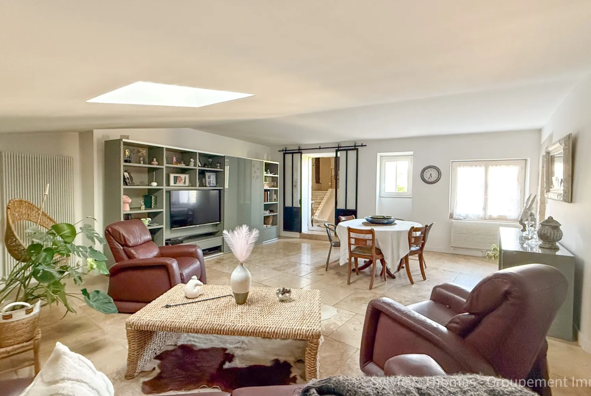 Triplex lumineux de 130 m2 à Pont-Saint-Esprit avec cave et parking privé 