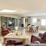 Triplex lumineux de 130 m2 à Pont-Saint-Esprit avec cave et parking privé