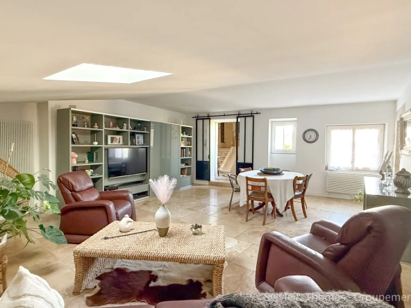 Triplex lumineux de 130 m2 à Pont-Saint-Esprit avec cave et parking privé