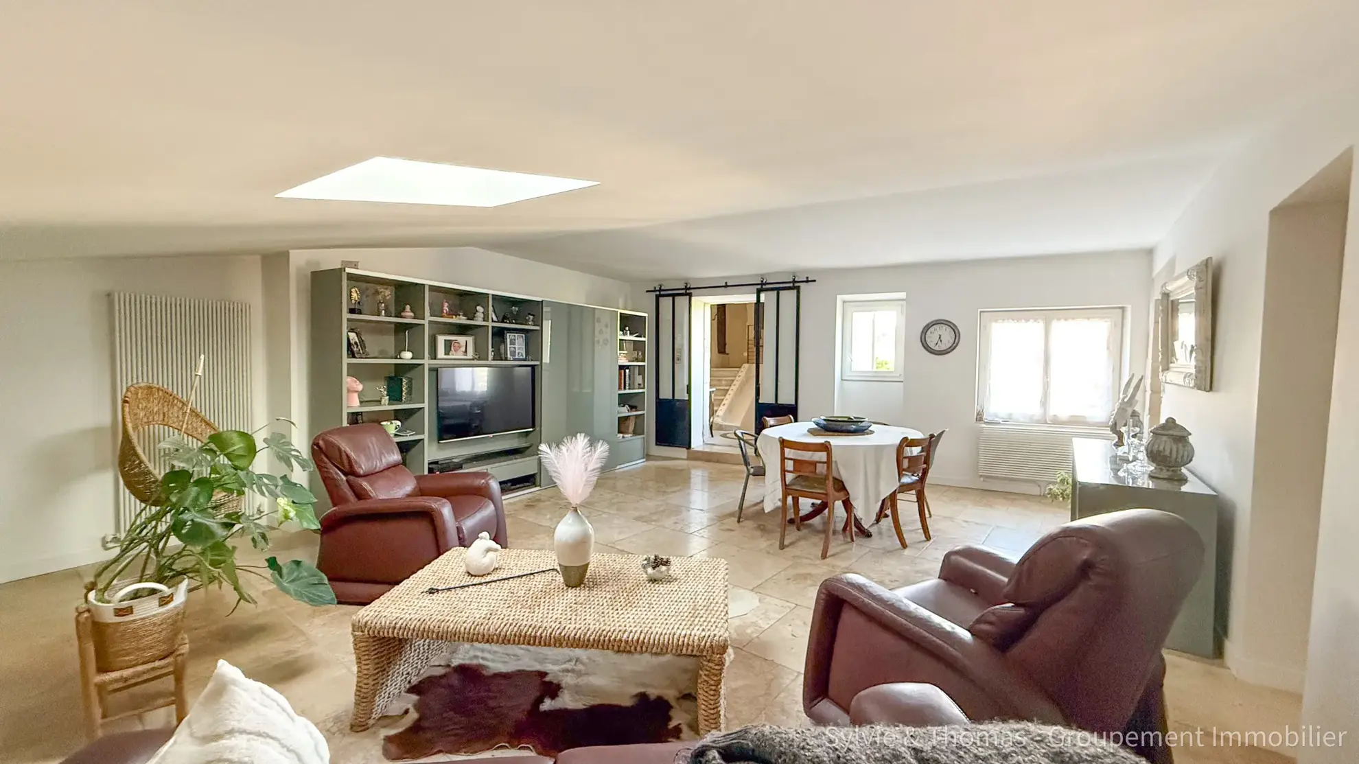 Triplex lumineux de 130 m2 à Pont-Saint-Esprit avec cave et parking privé 