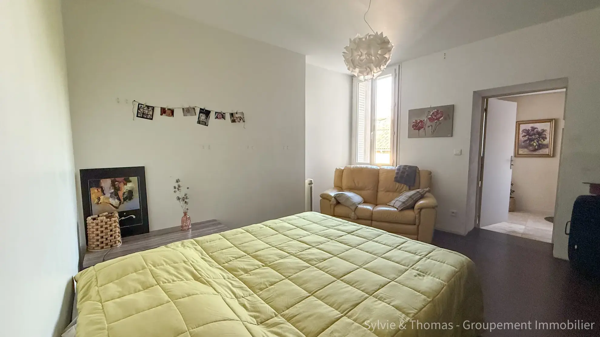 Triplex lumineux de 130 m2 à Pont-Saint-Esprit avec cave et parking privé 
