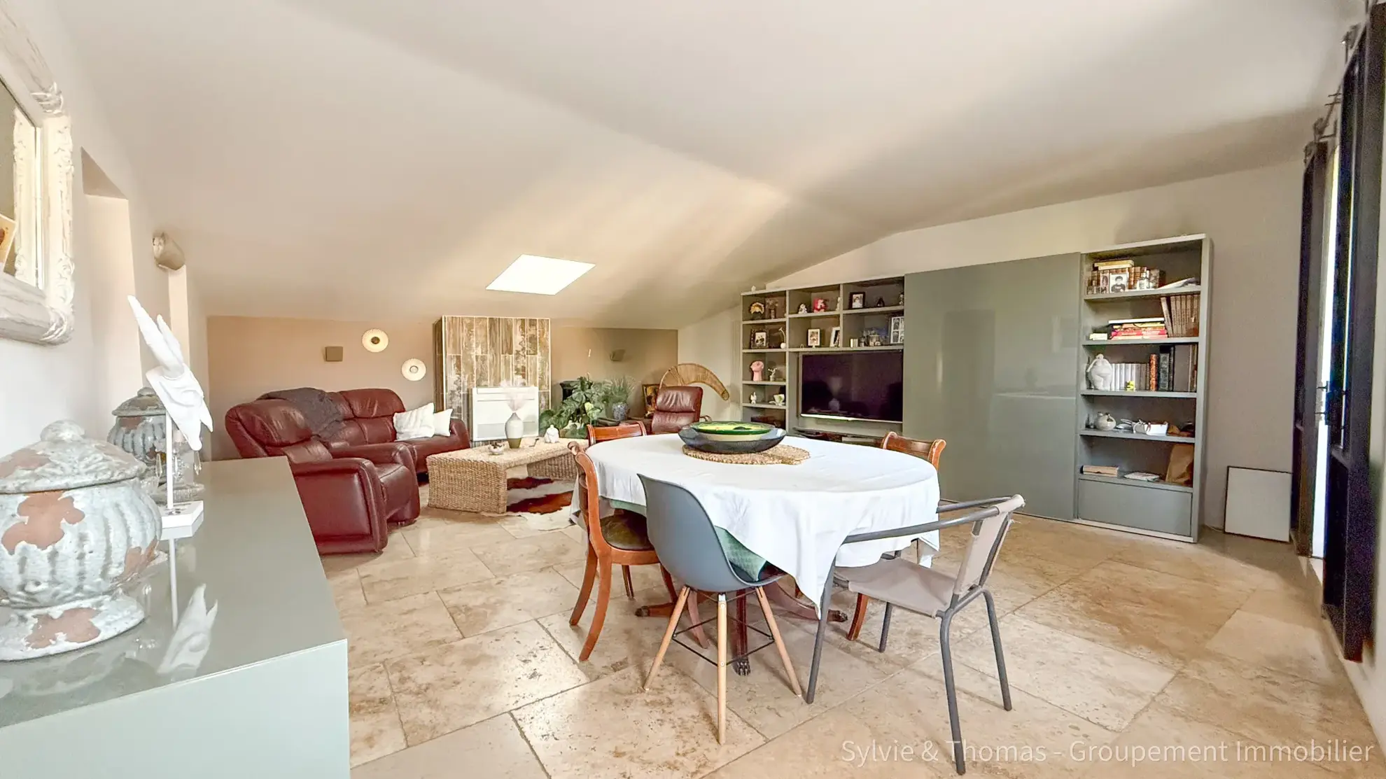Triplex lumineux de 130 m2 à Pont-Saint-Esprit avec cave et parking privé 