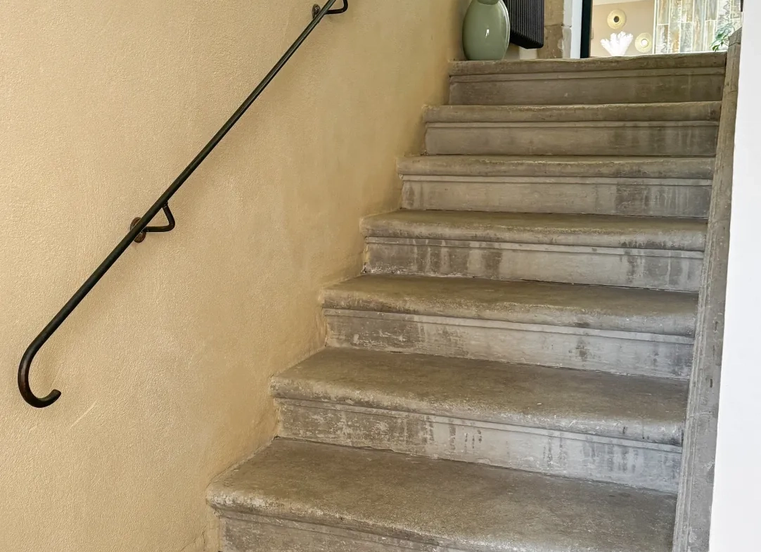 Triplex lumineux de 130 m2 à Pont-Saint-Esprit avec cave et parking privé 