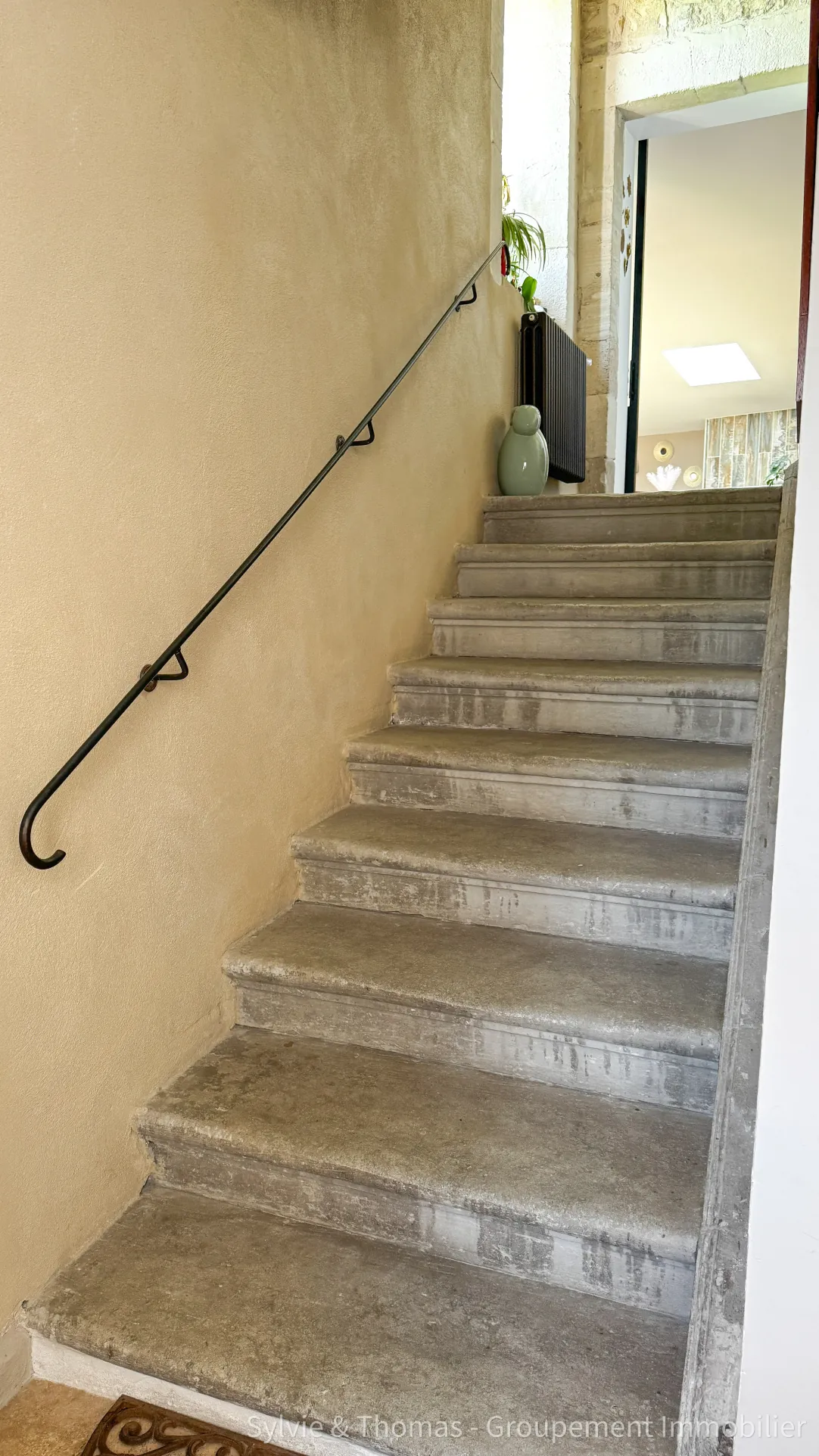 Triplex lumineux de 130 m2 à Pont-Saint-Esprit avec cave et parking privé 