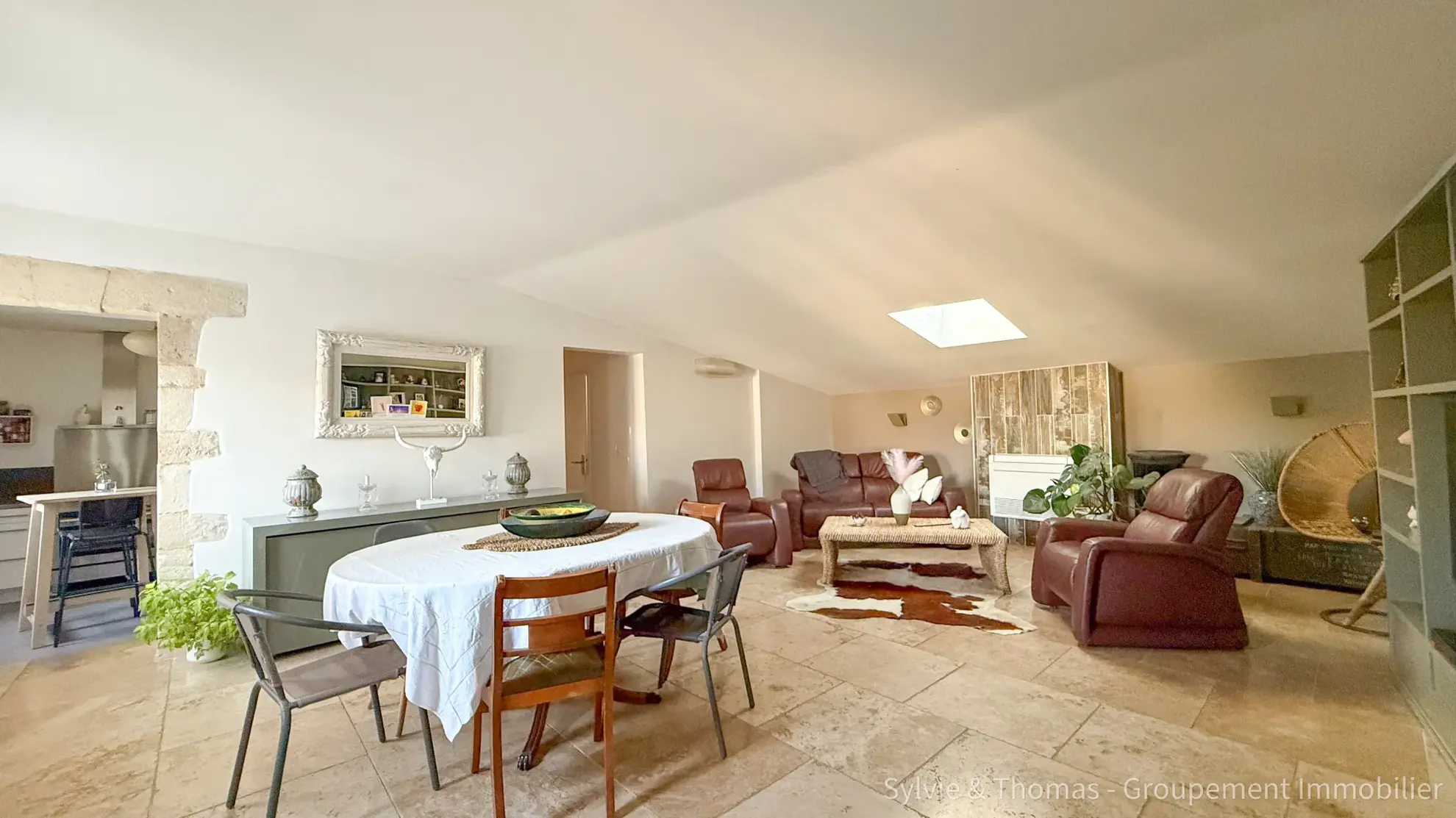 Triplex lumineux de 130 m2 à Pont-Saint-Esprit avec cave et parking privé 
