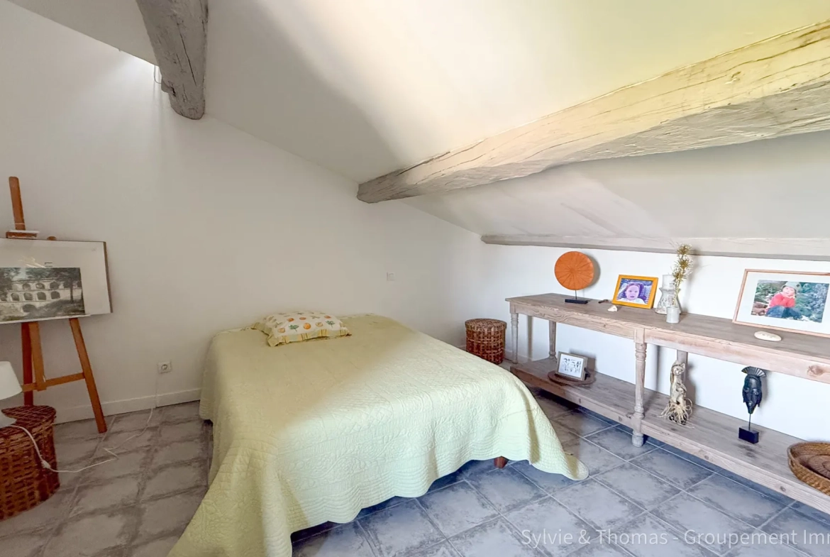 Triplex lumineux de 130 m2 à Pont-Saint-Esprit avec cave et parking privé 