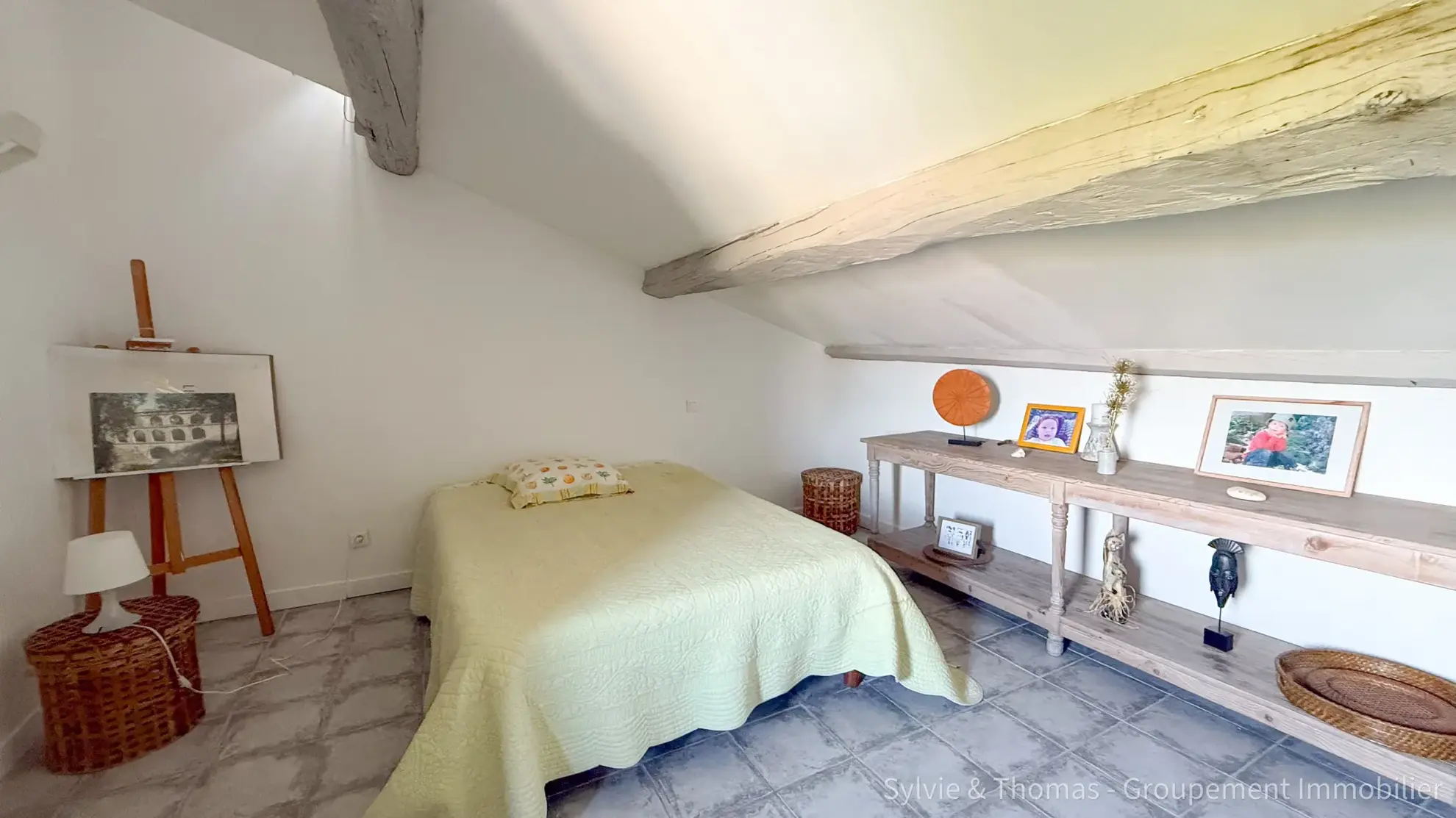Triplex lumineux de 130 m2 à Pont-Saint-Esprit avec cave et parking privé 