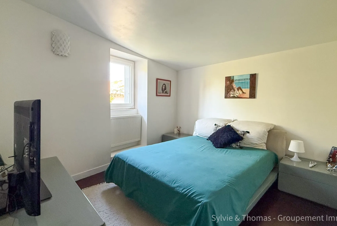 Triplex lumineux de 130 m2 à Pont-Saint-Esprit avec cave et parking privé 