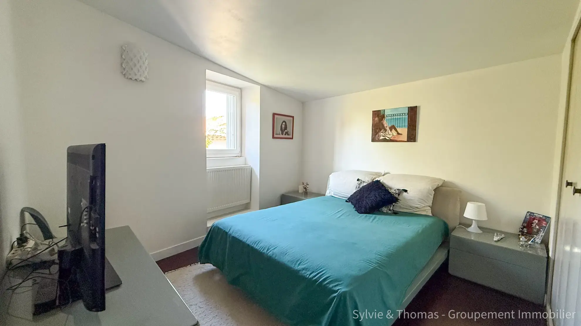 Triplex lumineux de 130 m2 à Pont-Saint-Esprit avec cave et parking privé 