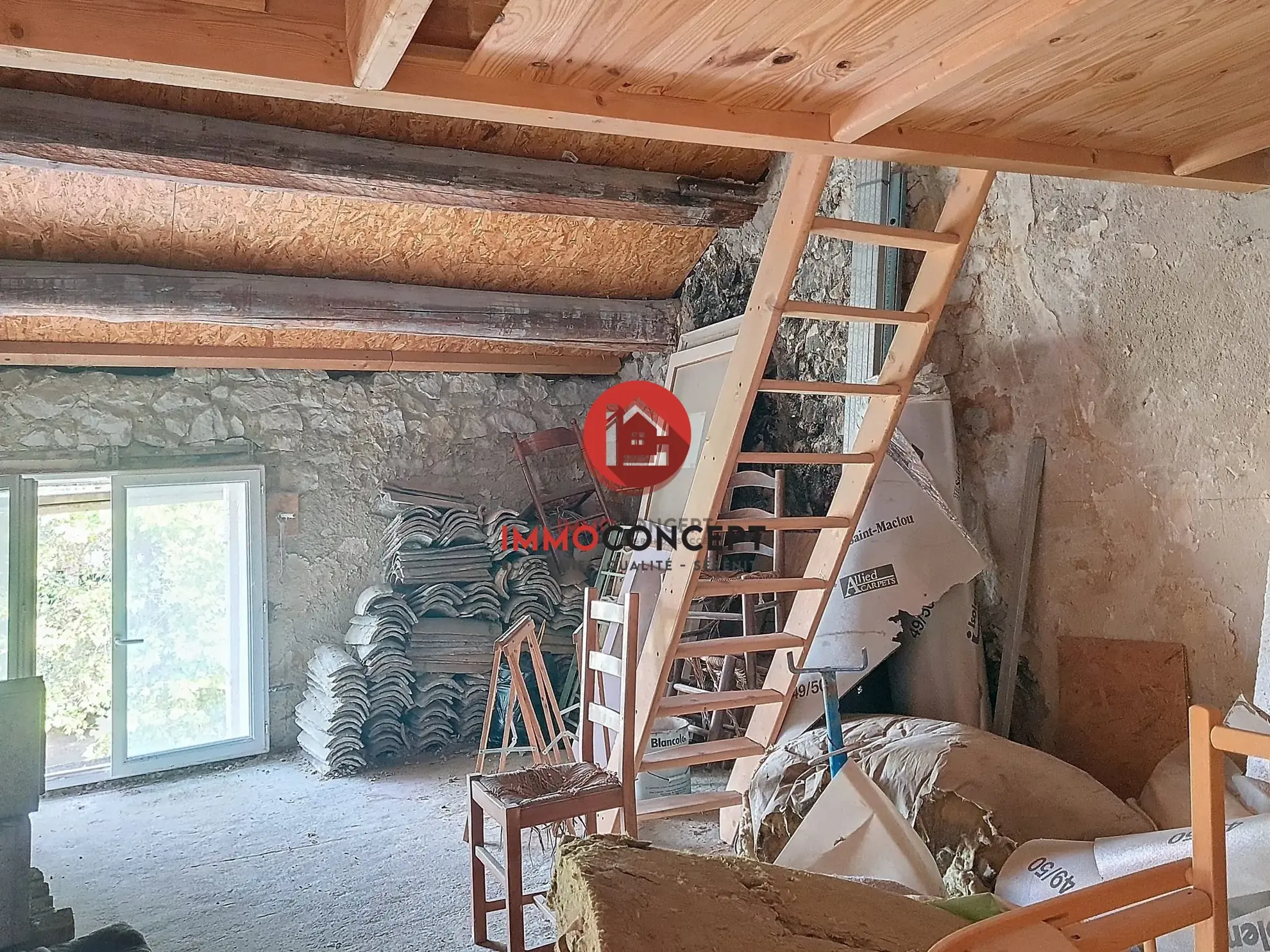 À vendre ensemble immobilier à Roquemaure avec appartement rénové et grenier aménageable 