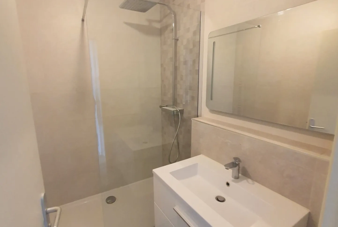 Appartement T2 de 43 m² avec balcon à vendre dans le quartier Écusson de Montpellier 