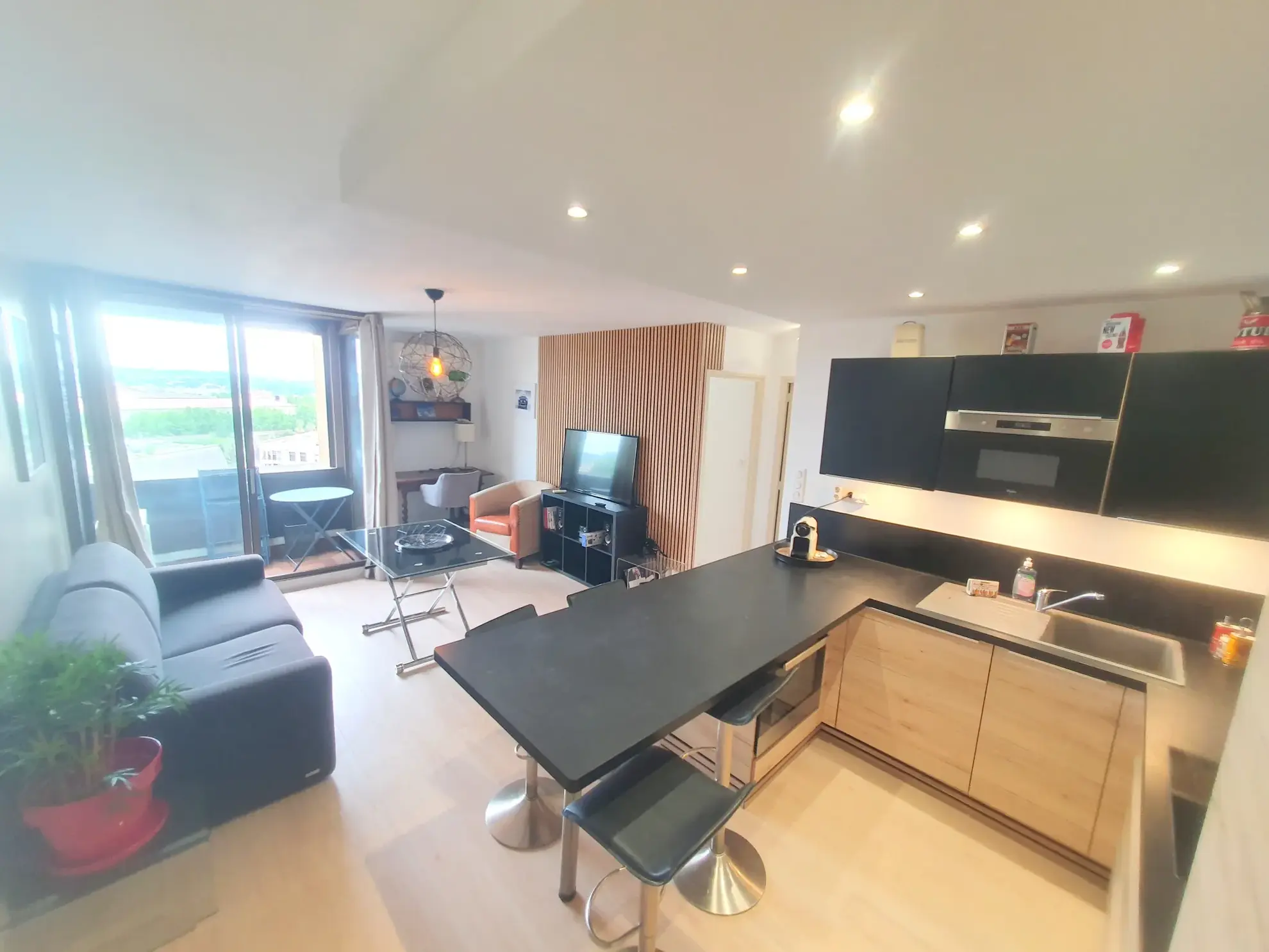 Appartement T2 de 43 m² avec balcon à vendre dans le quartier Écusson de Montpellier 