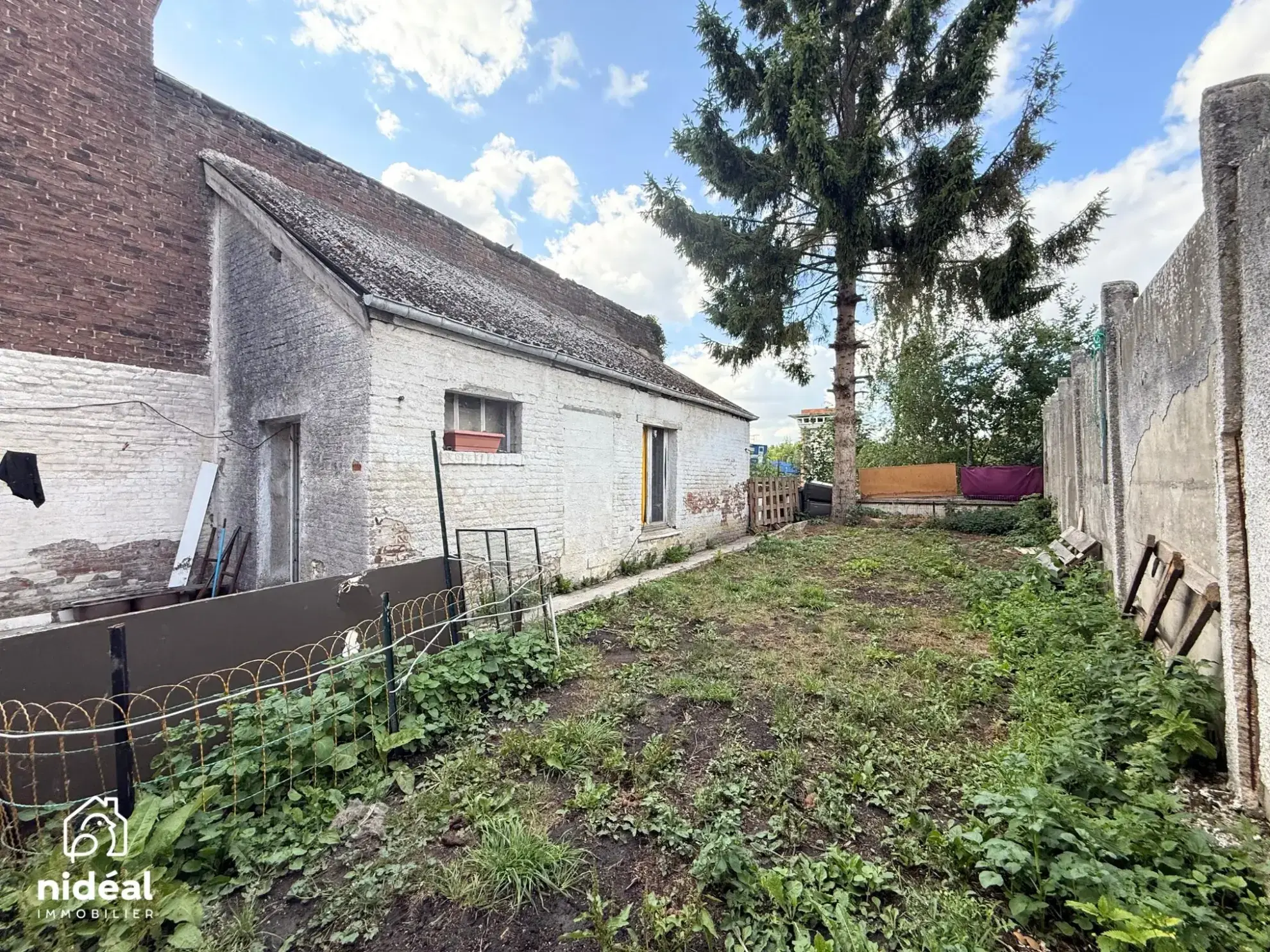 Immeuble de rapport à vendre à Jeumont avec deux lots et jardin 