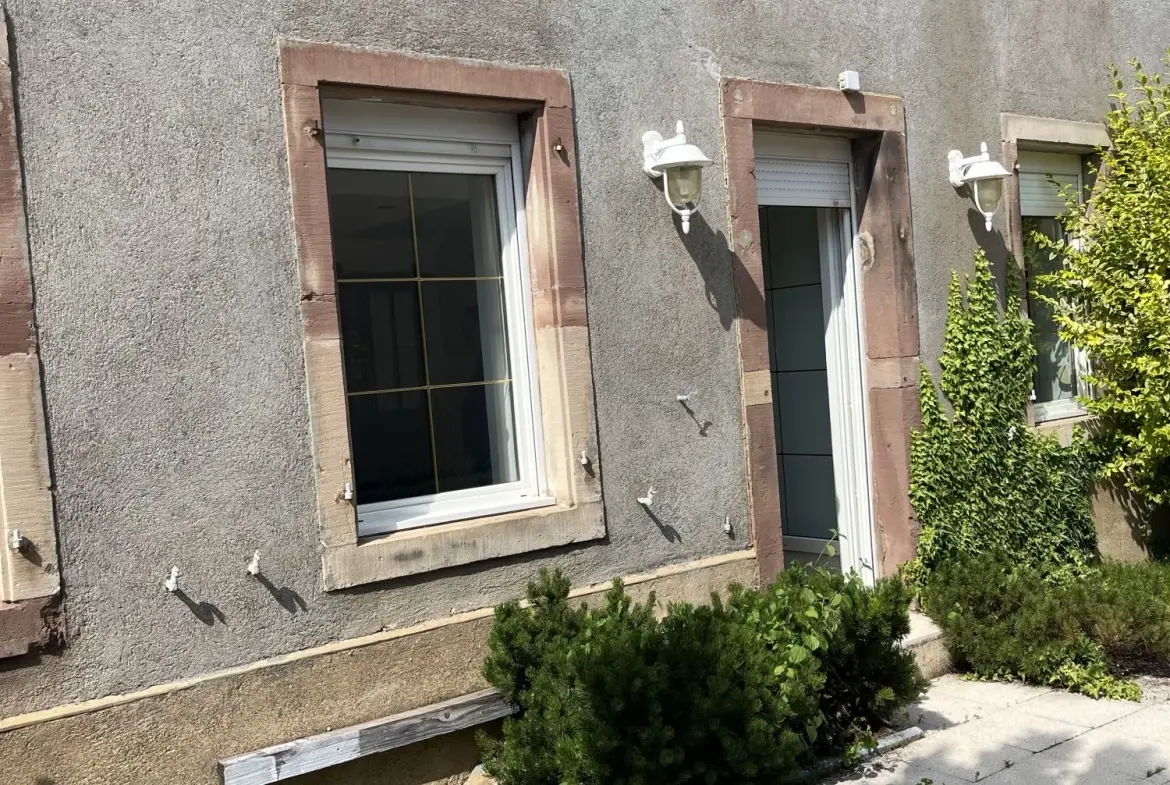 Maison mitoyenne lumineuse avec terrasse à Grand-Charmont 
