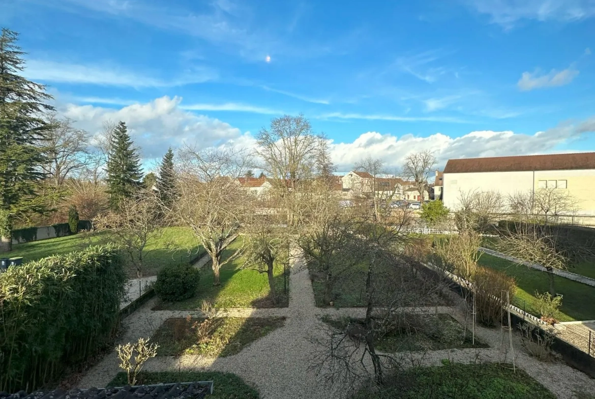 Maison à vendre à Genlis - Charmante maison avec jardin et garage 