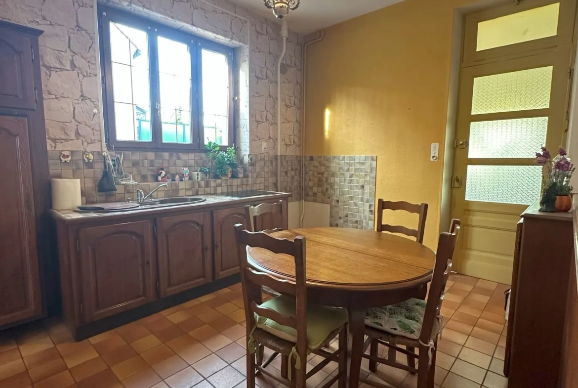 Maison à vendre à Genlis - Charmante maison avec jardin et garage 