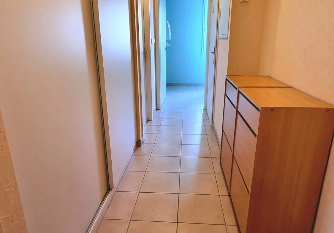 Appartement lumineux de 3 pièces à Rombas avec terrasse, parking et garage 