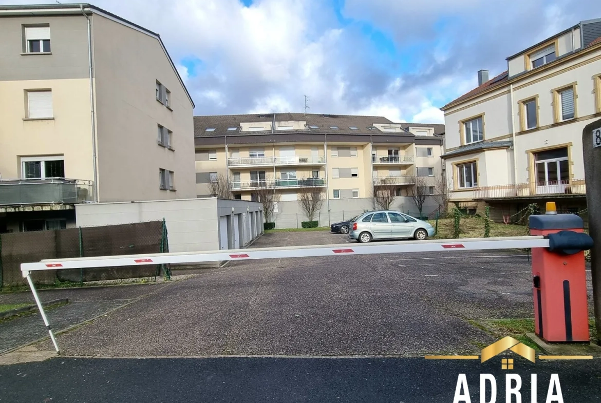 Appartement lumineux de 3 pièces à Rombas avec terrasse, parking et garage 